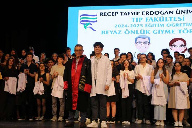 RTEÜ Tıp Fakültesi Öğrencileri Beyaz Önlüklerini Giydi